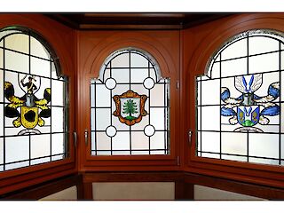 Bemaltes Fensterglas mit Holzrahmen