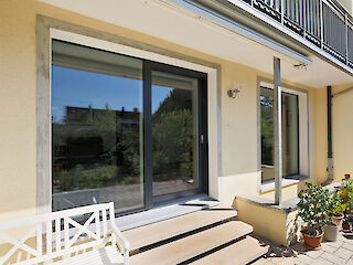 Hausfront mit rahmenlosen Ganzglasdesign