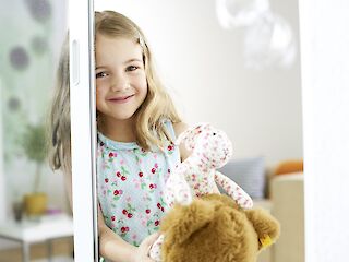 Kind lehnt an Insektenschutz