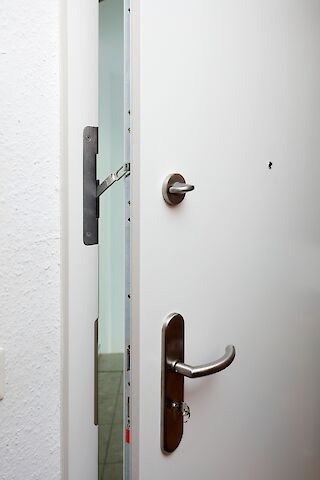 Weiße Wohnungseingangstür mit Verriegelung