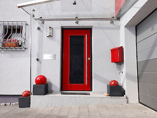 Rote Premium Haustür mit Glasauschnitt