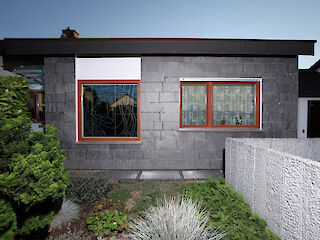 Fassade mit Kunstoff-Aluminium-Fenstern