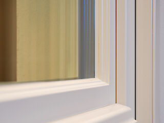 Holzfenster mit weißem Rahmen