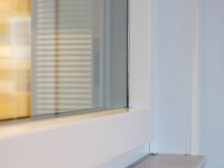 Holzfenster mit weißlakiertem Holz