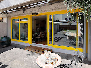 Holz-Aluminium Fenster mit gelbem Rahmen