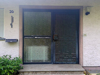 Ältere Haustür mit Glaseinsatz