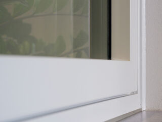 Kunststoff-Fenster mit weißem Rahmen