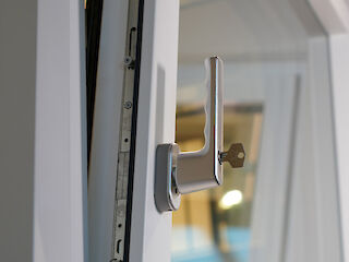 Kunststoff-Fenster mit Griff und Schlüssel