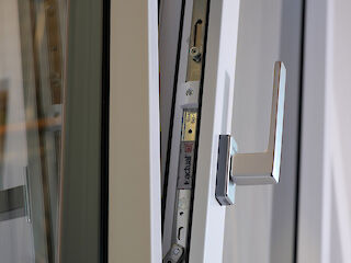 Kunststoff-Fenster gekippt