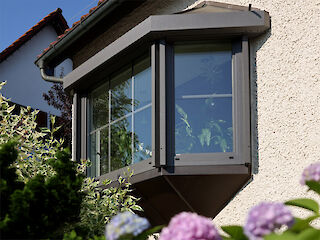 Erker mit Kunststoff-Aluminium-Fenstern