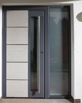 Haustürenmodell Topic B37-T3 mit Seitenteil, Sichtbeton Oberfläche