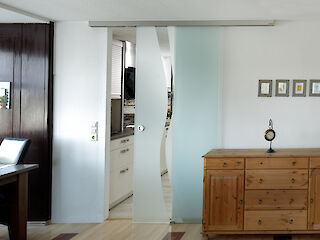 Glastür Küche aufgeschoben