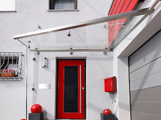 Vordach, Haus mit roten Elementen