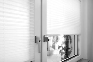 Ästhetischer Innensonnenschutz mit besonderem Flair: Plissees von Schwarzer